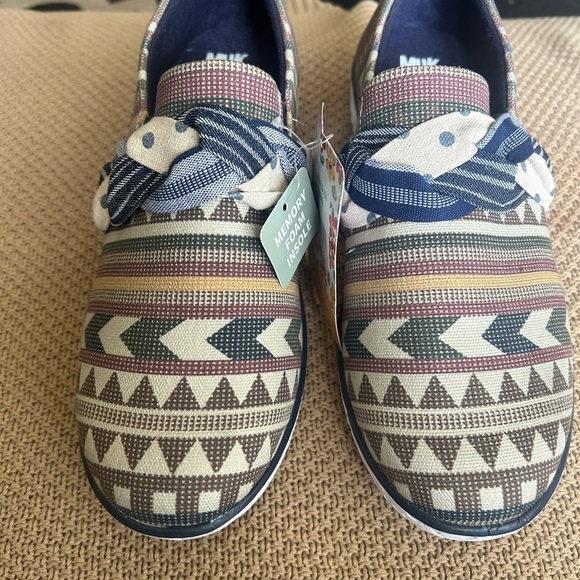 NWT Muk Luks Women’s Boardwalk Stroll Sneakers. Women’s 9 Memory Foam - Picture 1 of 8